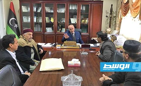 بلدية طبرق تشرع في تنفيذ عدد من الطرق الخدمية داخل المدينة