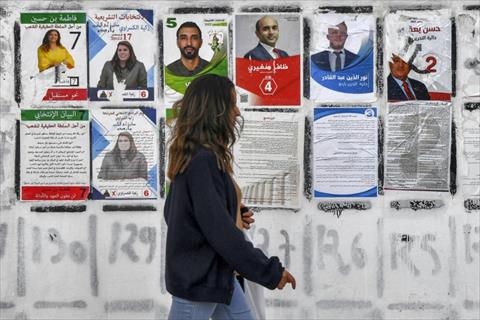 التونسيون يتوجهون لمراكز الاقتراع لانتخاب برلمان بلا صلاحيات