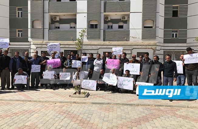 معلمو طبرق يحتجون أمام مقر مجلس النواب للمطالبة بحقوقهم