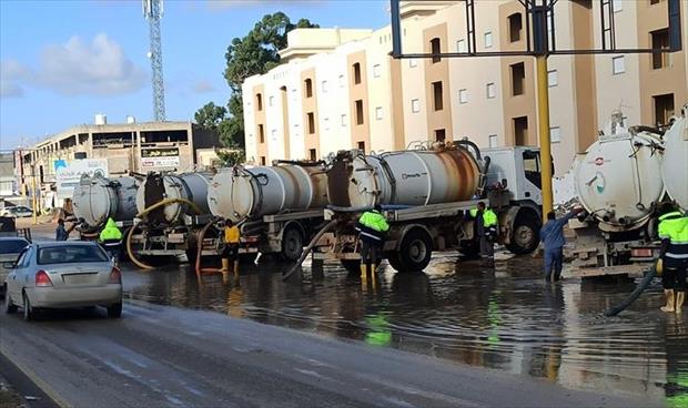 شاحنات تابعة لشركة المياه تشفط مياه الأمطار بالطريق الساحلي. (شركة المياه)