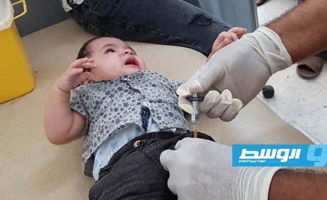 تطعيم أحد الأطفال في مركز صحي ببني وليد. (الإنترنت)