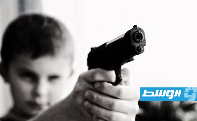 طفل مكسيكي يقتل صديقه بمسدس عائلته