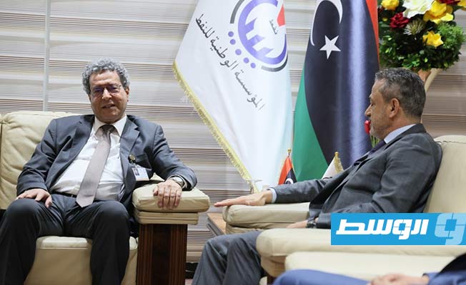 وزير النفط محمد عون مع رئيس مؤسسة النفط فرحات بن قدارة، 25 يوليو 2022. (المؤسسة)