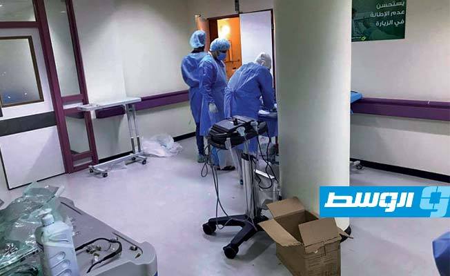 الإعداد لعملية الولادة القيصرية لسيدة مصابة بفيروس كورونا في بنغازي. (بوابة الوسط)