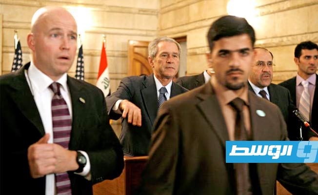 الرئيس الأميركي جورج دبليو بوش عقب قذفه بالحذاء خلال مؤتمر صحفي مشترك مع رئيس الوزراء العراقي نوري المالكي في 14 ديسمبر 2008. (أرشيفية: رويترز)