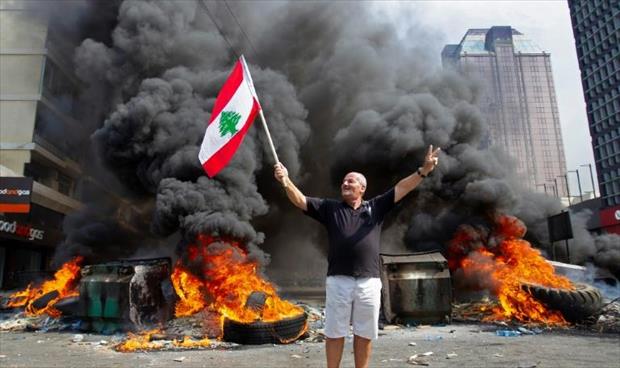 احتجاجات لبنان: عشرات الآلاف يتظاهرون لليوم الثالث.. واستقالة 4 وزراء