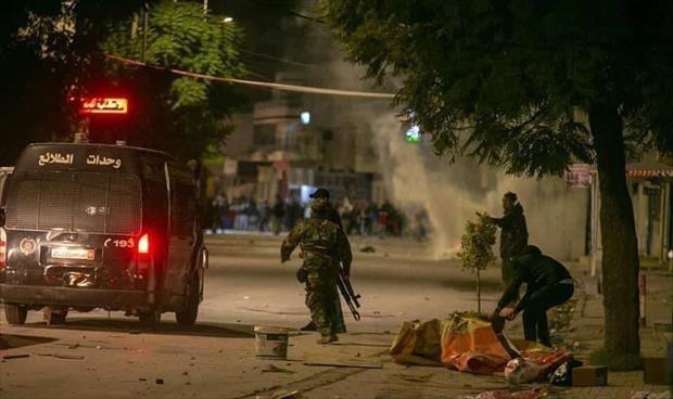 «رويترز»: اندلاع مواجهات عنيفة بين الشرطة وشبان في 6 مدن تونسية على الأقل