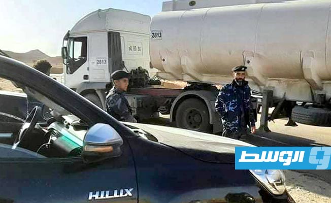 الدوريات الأمنية المرافقة لشاحنات نقل الوقود المتجهة لى سبها. (وزارة الداخلية)