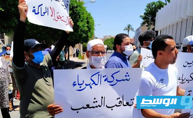 متظاهرون يطالبون بحل مشكلة انقطاع الكهرباء أمام مقر المجلس الرئاسي في طرابلس، 30 يونيو 2020 (الإنترنت)