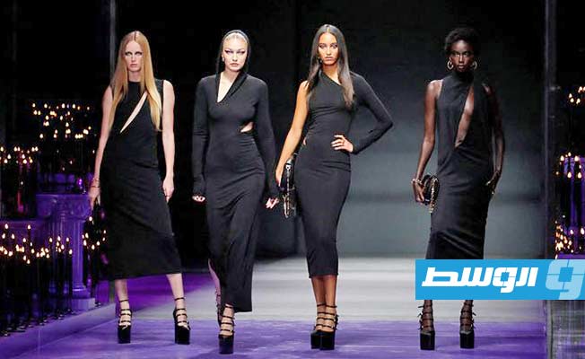 دار أزياء فيرساتشي الإيطالية تقدم مجموعتها للربيع المقبل في أسبوع الموضة في ميلانو (رويترز)