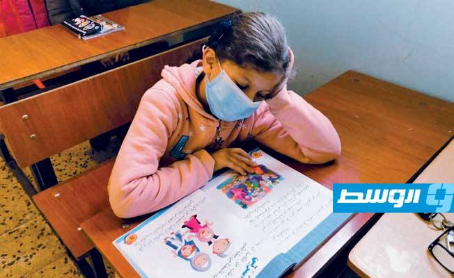 تلميذة تقرأ درسها في أول أيام العام الدراسي بمدينة غريان. (تعليم الوفاق)