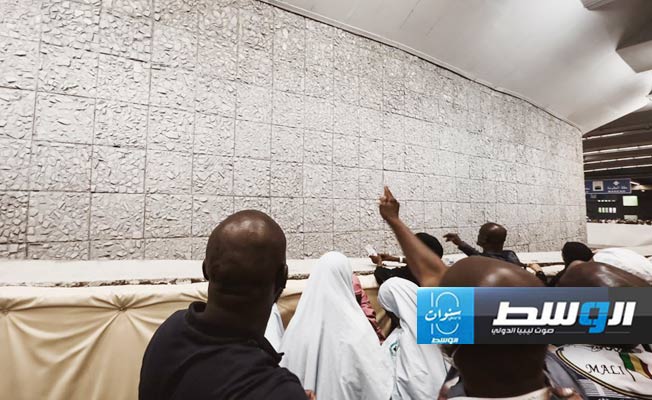 حجاج بيت الله الحرام أثناء رمي الجمرات في أول أيام التشريق، 17 يونيو 2024 (هيئة شؤون الحج الليبية)
