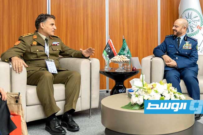 Al-Namroush and Al Ruwaili discuss developing military cooperation between Libya and Saudi Arabia
