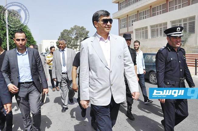 وزير الداخلية المفوض عبدالسلام عاشور خلال تفقده لجنة جامعة طرابلس. (وزارة التعليم بحكومة الوفاق)
