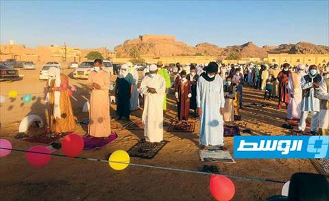 المواطنون في غات خلال أداء الصلاة