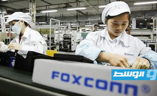 أكبر مصانع «فوكسكون» لتجميع هواتف «آيفون» يواصل العمل بالصين رغم الإغلاق
