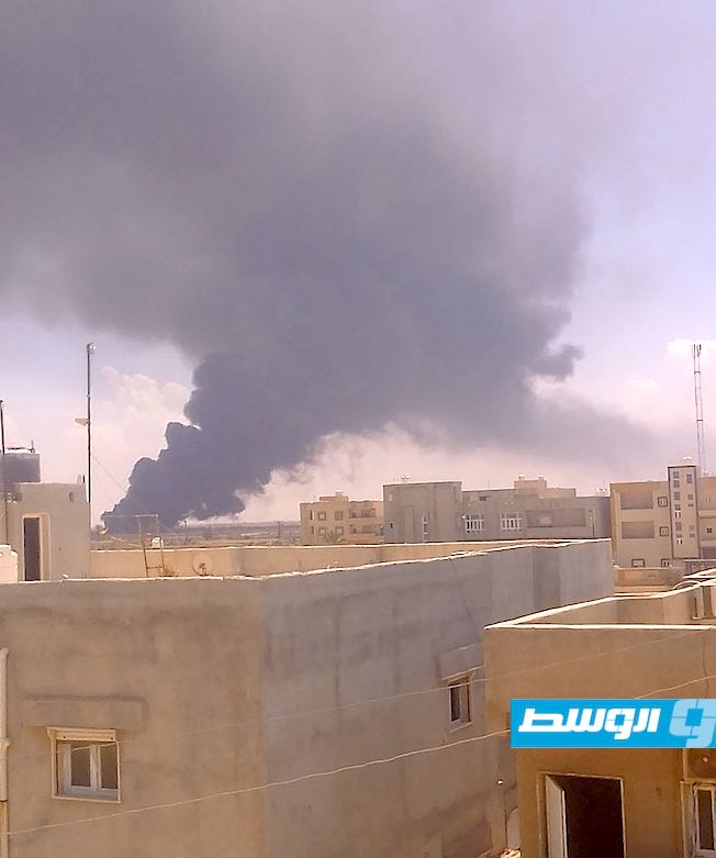 صورة متداولة لعمود دخان يتصاعد من موقع قصفه الطيران المسير بمدينة زوارة، 2 يونيو 2023، (الإنترنت)