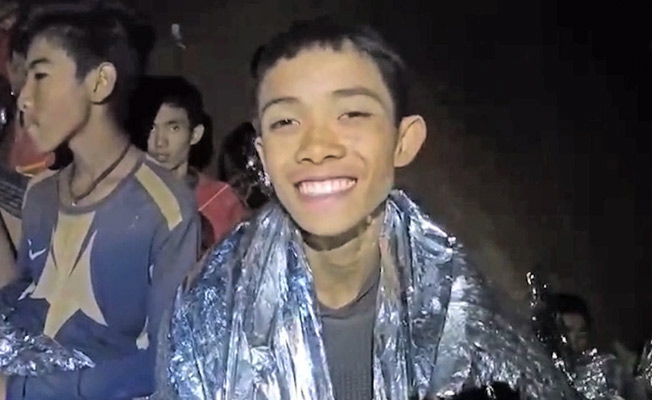 فرق الإنقاذ تنتشل ستة من الفتيان العالقين داخل الكهف في تايلاند