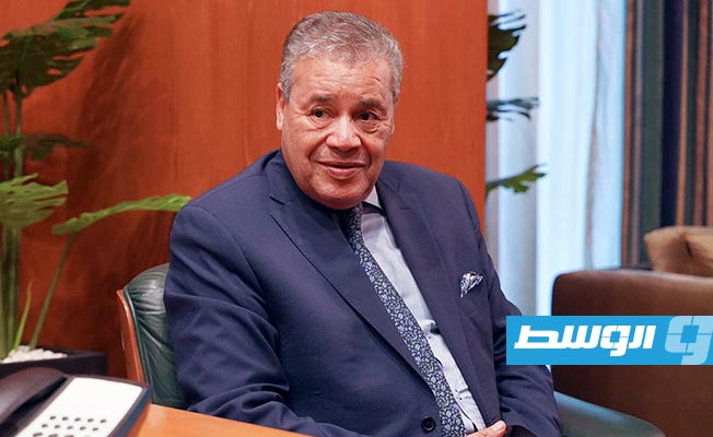 السفير الجزائري لدى ليبيا كمال حجازي خلال لقائه مع المنفي في طرابلس، الأربعاء 21 أكتوبر 2021. (المجلس الرئاسي)