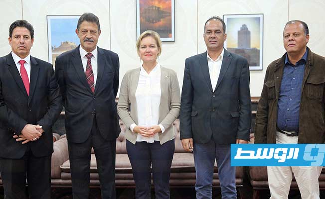 السفيرة البريطانية تلتقي رؤساء 4 لجان بمجلس النواب في بنغازي