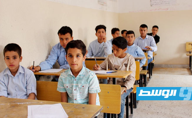 طلاب يؤدون امتحانات النقل في إحدى المدارس الليبية، 14 مايو 2023. (وزارة التربية والتعليم)