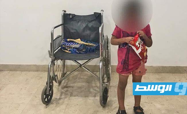 الطفلة المضبوطة رفقة أبيها بتهمة التسول (صفحة وزارة الداخلية على فيسبوك)