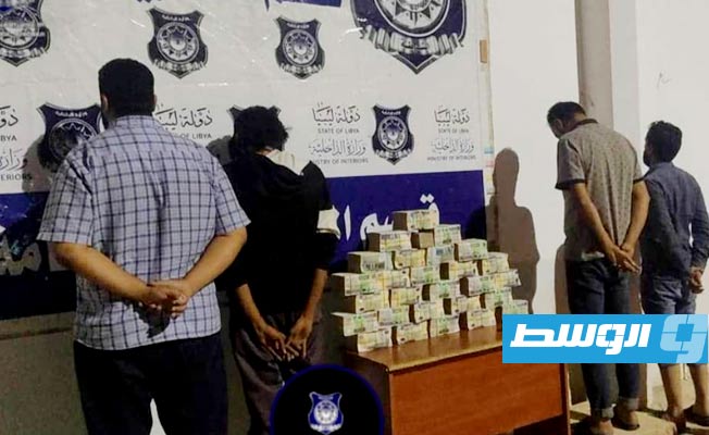 ضبط 4 متهمين ببيع عملة قديمة من فئة 20 دينارا في بنغازي