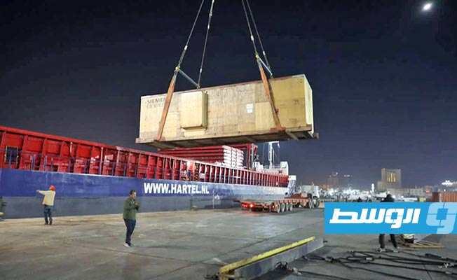 المعدات الموردة من شركة «سيمنز» الألمانية تصل ميناء طرابلس البحري، الإثنين 5 ديسمبر 2022 (الشركة العامة للكهرباء)