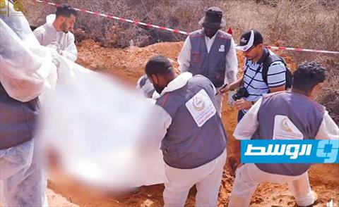 نقل جثتين عثر عليهما في مقبرة جماعية بترهونة إلى «طرابلس الطبي»