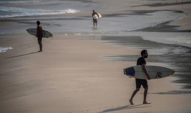 البيرو تعيد فتح شواطئها لراكبي الأمواج والسباحين