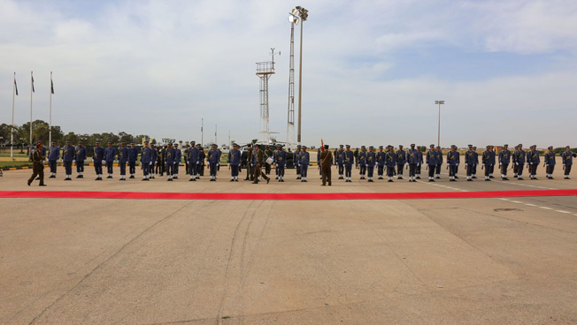 المشير خليفة حفتر خلال استقباله بمطار بنينا الدولي- 26 أبريل 2018. (قناة ليبيا الحدث)