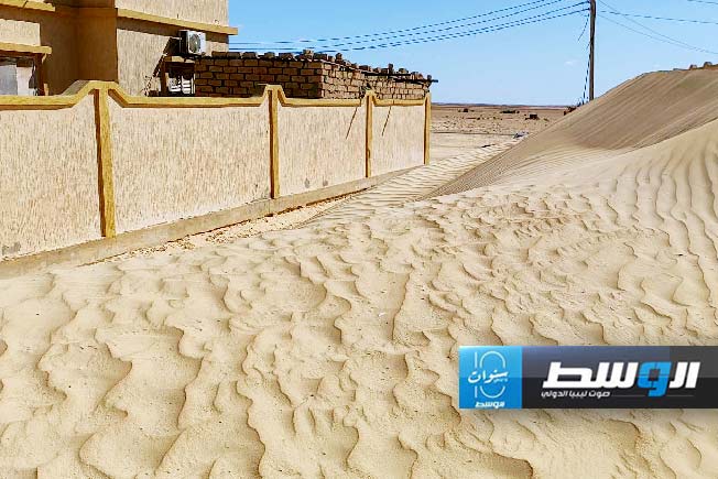 زحف الرمال على منازل منطقة الشام غرب مدينة أجدابيا. (الإنترنت)