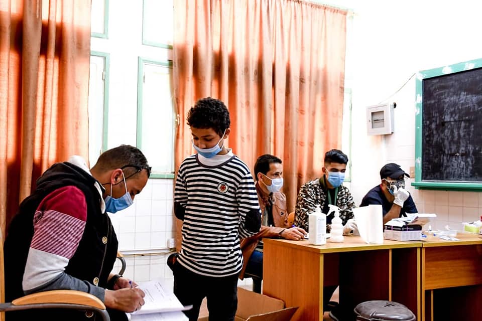 انطلاق المسح الميداني وسحب المسحات العشوائية للطلاب في طبرق, 9 مارس 2021. (اللجنة الاستشارية الطبية طبرق)