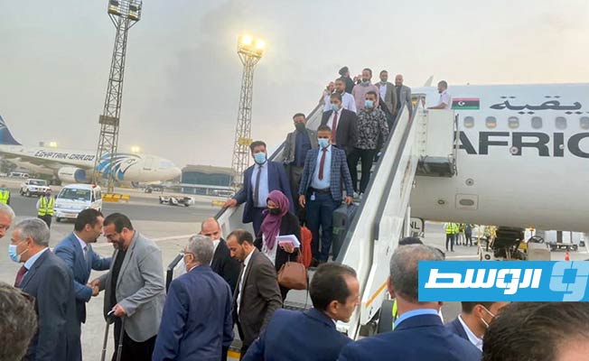 نزول الركبا من أولى رحلات الخطوط الأفريقية إلى مطار القاهرة، الخميس 30 سبتمبر 2021. (وزارة المواصلات)