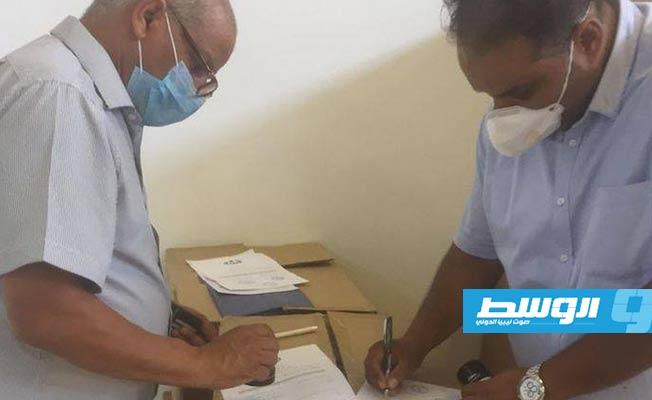 وفد المؤسسة يسلم الاختبارات السريعة الخاصة بفيروس كورونا بالصيدلية المركزية في بنغازي. (المؤسسة الوطنية للنفط)