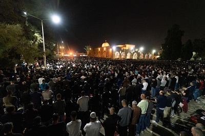 مصلون يحيون ليلة القدر في المسجد الأقصى، 28 أبريل 2022. (معاذ الخطيب، عبر وكالة أنباء وفا)