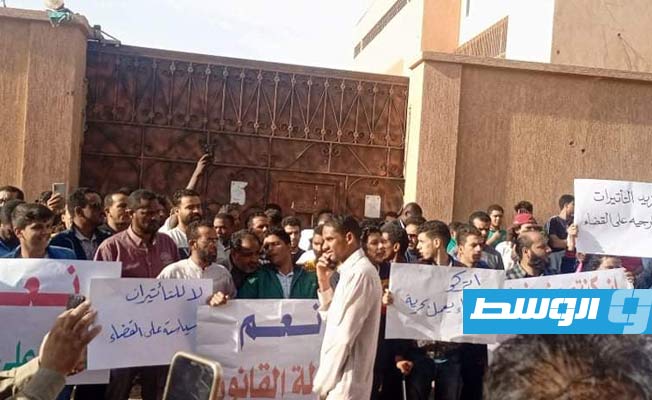 تظاهرة مؤيدة لسيف القذافي أمام مجمع المحاكم في سبها