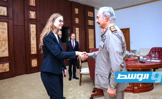 حفتر مستقبلا مبعوث ماكرون بمقر القيادة العامة في بنغازي، الأحد 29 أكتوبر 2023. (القيادة العامة)