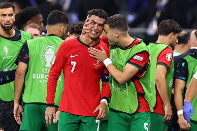 كريستيانو رونالدو نجم المنتخب البرتغالي يبكي عقد إهداره ركلة جزاء حصل عليها منتخب البرتغال في الدقيقة 105، مع نهاية الشوط الأول الإضافي من المباراة في ربع نهائي يورو 2024، الخميس 1 يوليو 2024. (إكس)