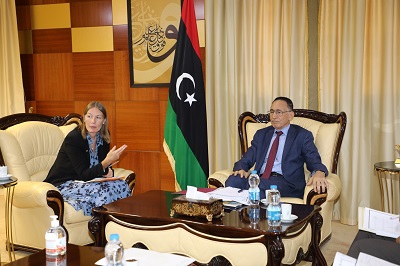 وزير الاقتصاد والتجارة بحكومة الوحدة الوطنية محمد الحويج يستقل نائب سفير المملكة البريطانية لدى ليبيا كاترينا وايلد، الإثنين 17 يوليو 2023 (وزارة الاقتصاد)