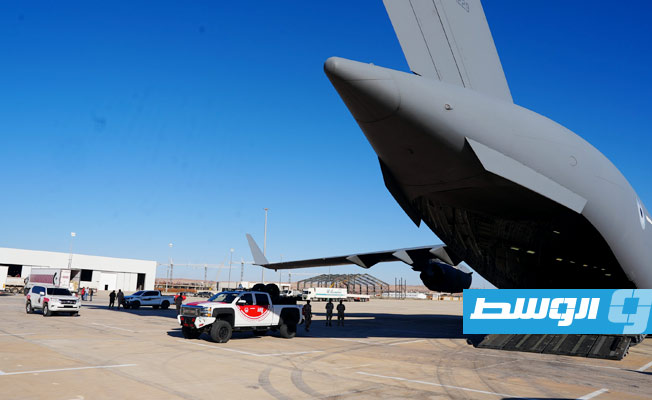فرق الإغاثة الإماراتية ومعداتهم لدى وصولهم مطار بنينا، 14 سبتمبر 2023. (وام)