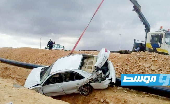سيارة سقطت في حفرة صيانة بالطريق الساحلي الموازي لسرت، 17 فبراير 2023. (بوابة الوسط)