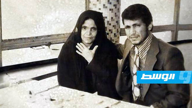 محمد عقيلة العمامي ووالدته الحاجه وافيه في القاهرة سنة 1973