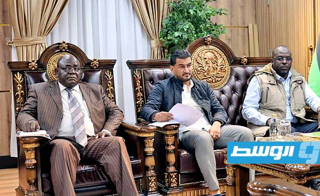 حكومة حماد تبحث التعاون والتنسيق مع الهيئة الليبية للإغاثة بشأن الهجرة