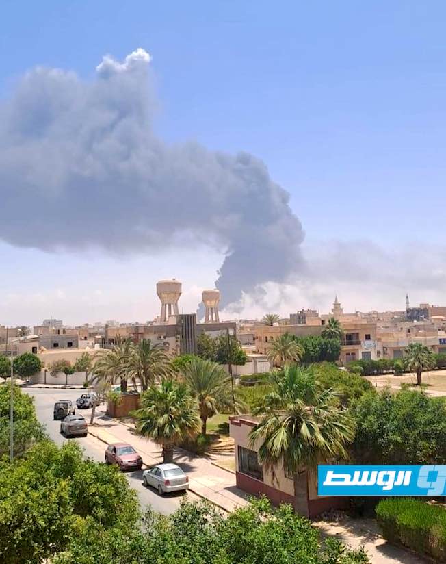صورة متداولة لعمود دخان يتصاعد من موقع قصفه الطيران المسير بمدينة زوارة، 2 يونيو 2023، (الإنترنت)