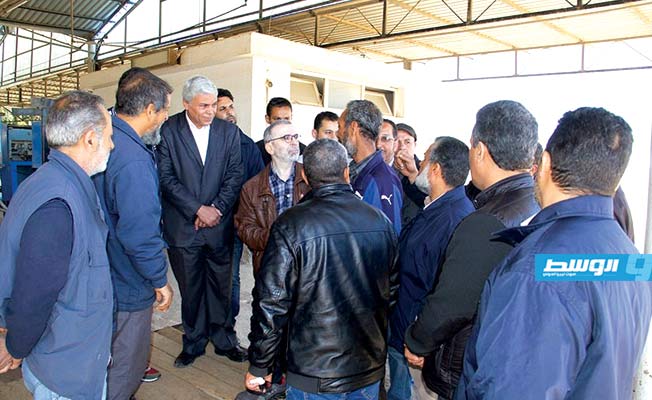 .. ويتفقد عمليات إمدادات الوقود في طرابلس، ٦ أبريل ٢٠١٩. (المؤسسة الوطنية للنفط)