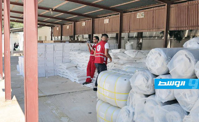 «الهلال الأحمر» توزع مساعدات إنسانية على نازحي درنة في البيضاء‎‎