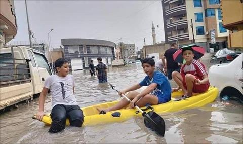 بالصور.. أمطار غزيرة وغرق المحلات والسيارات في مصراتة
