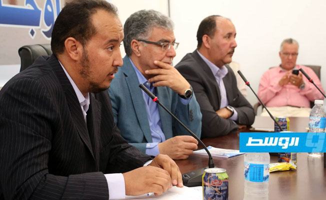 اجتماع وفد الشركة العامة للكهرباء مع المسؤولين في بلدية أوجلة. (تصوير: محمد لالي)