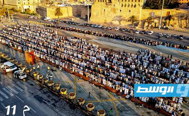 بالصور: المئات يؤدون صلاة عيد الأضحى بميدان الشهداء في طرابلس